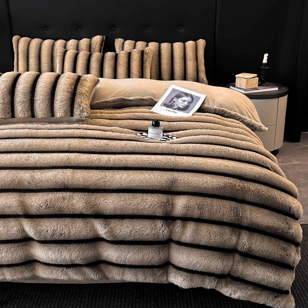 91家纺网 家纺一手货源 找家纺 丝印良品 2025新款条纹兔毛绒牛奶绒四件套 卡其