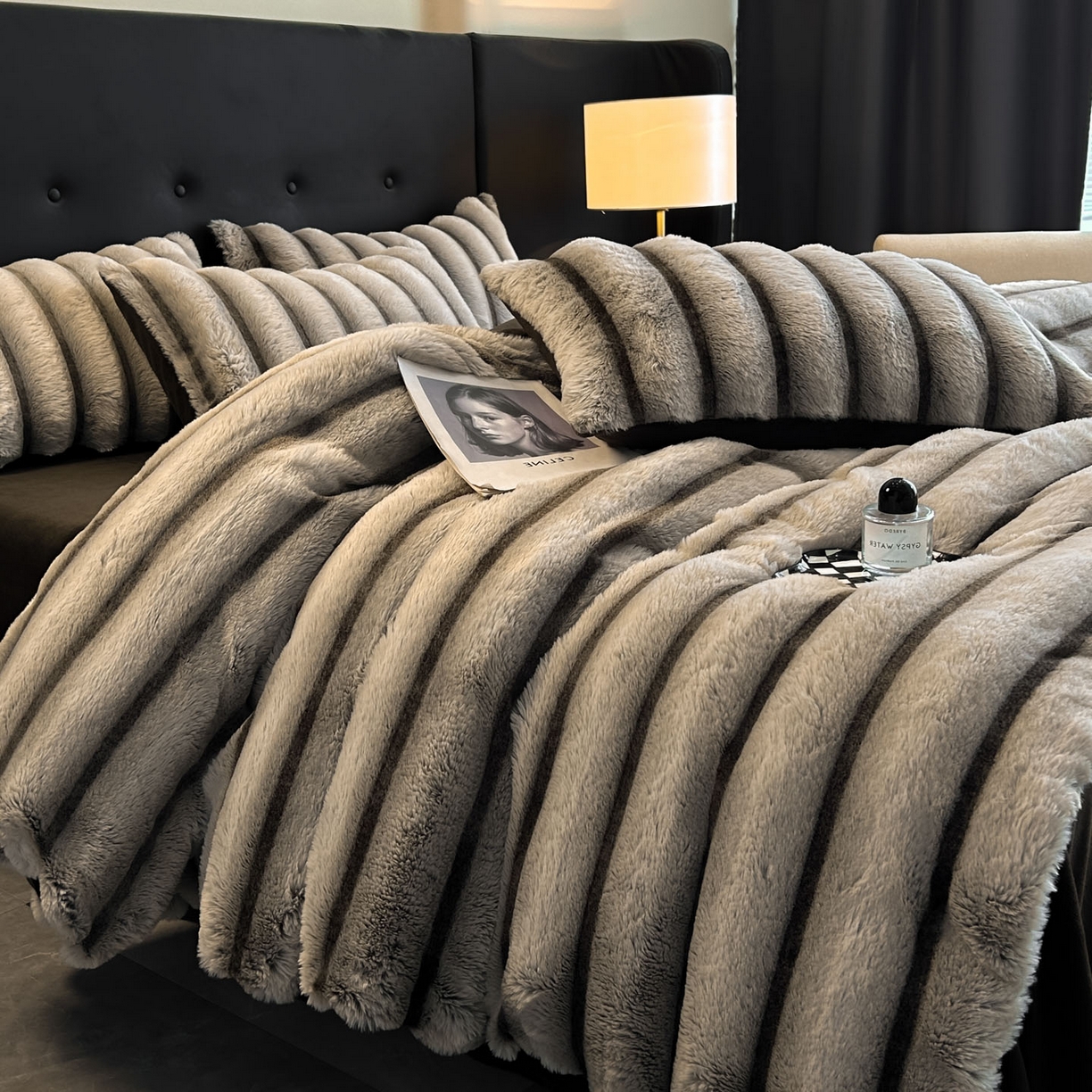 91家纺网 家纺一手货源 找家纺 丝印良品 2025新款条纹兔毛绒牛奶绒四件套 棕灰