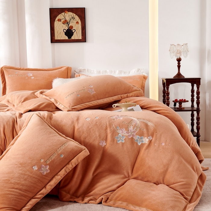 91家纺网 家纺一手货源 找家纺 （总）玖琳家纺 2025新款商场定制款高克重刺绣牛奶绒四件套-香奈