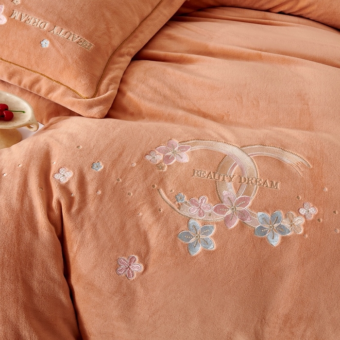 91家纺网 家纺一手货源 找家纺 （总）玖琳家纺 2025新款商场定制款高克重刺绣牛奶绒四件套-香奈