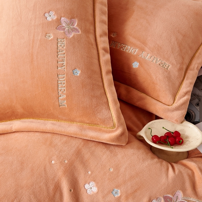 91家纺网 家纺一手货源 找家纺 （总）玖琳家纺 2025新款商场定制款高克重刺绣牛奶绒四件套-香奈