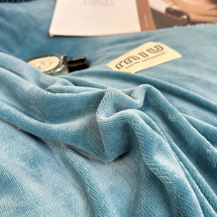 91家纺网 家纺一手货源 找家纺 （总）芷卧 2025新款高克重牛奶绒四件套床盖款