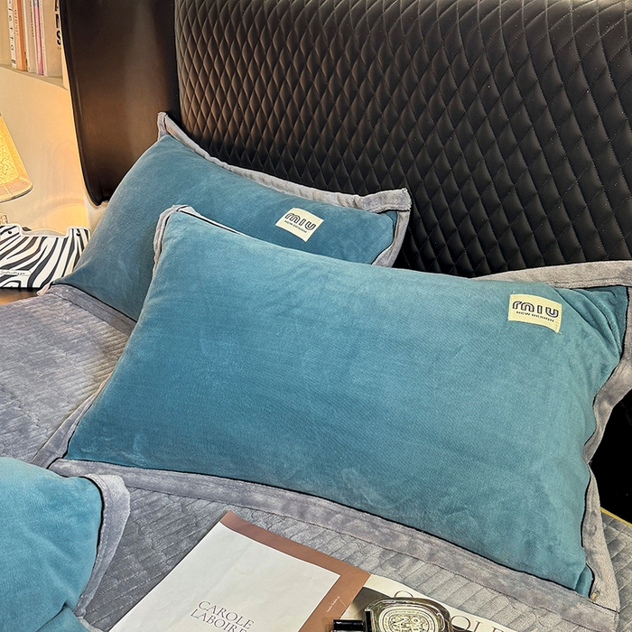 91家纺网 家纺一手货源 找家纺 （总）芷卧 2025新款高克重牛奶绒四件套床盖款