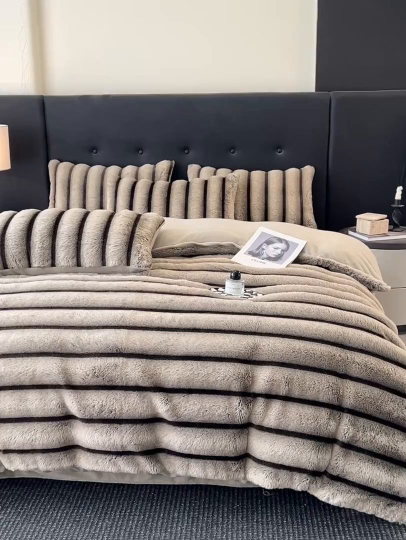 91家纺网 家纺一手货源 找家纺 丝印良品 2025新款条纹兔毛绒牛奶绒四件套 卡其