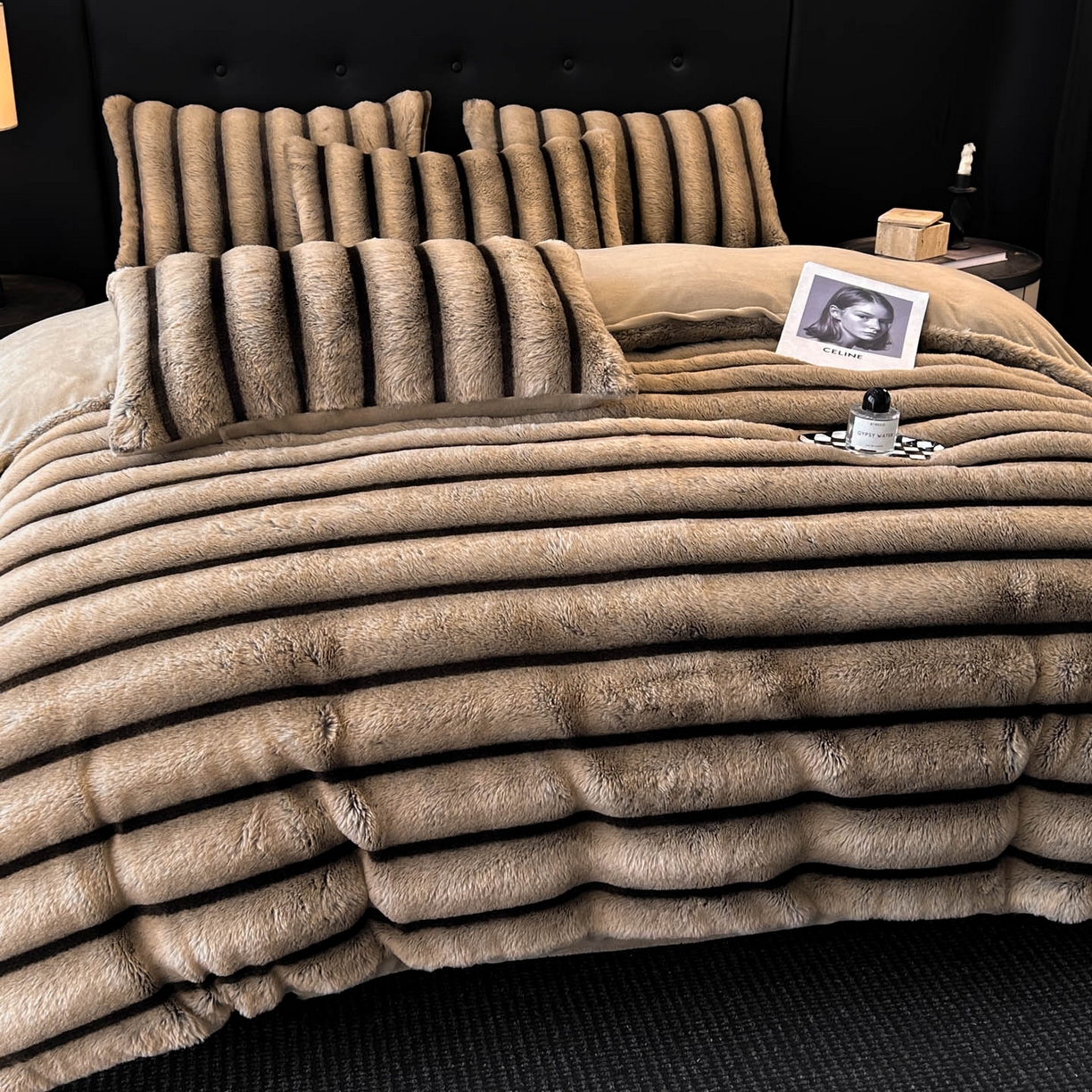 91家纺网 家纺一手货源 找家纺 丝印良品 2025新款条纹兔毛绒牛奶绒四件套 卡其