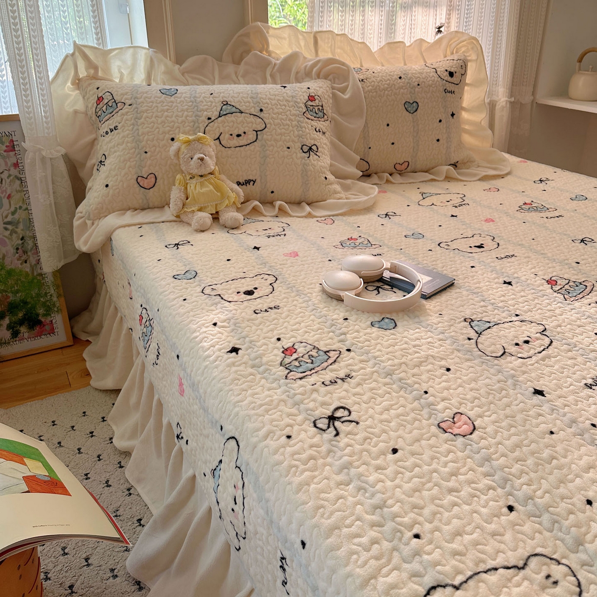 91家纺网 家纺一手货源 找家纺 红嘴企鹅 2025新款花边加厚牛奶绒单品床盖单件床盖三件套 蛋糕狗