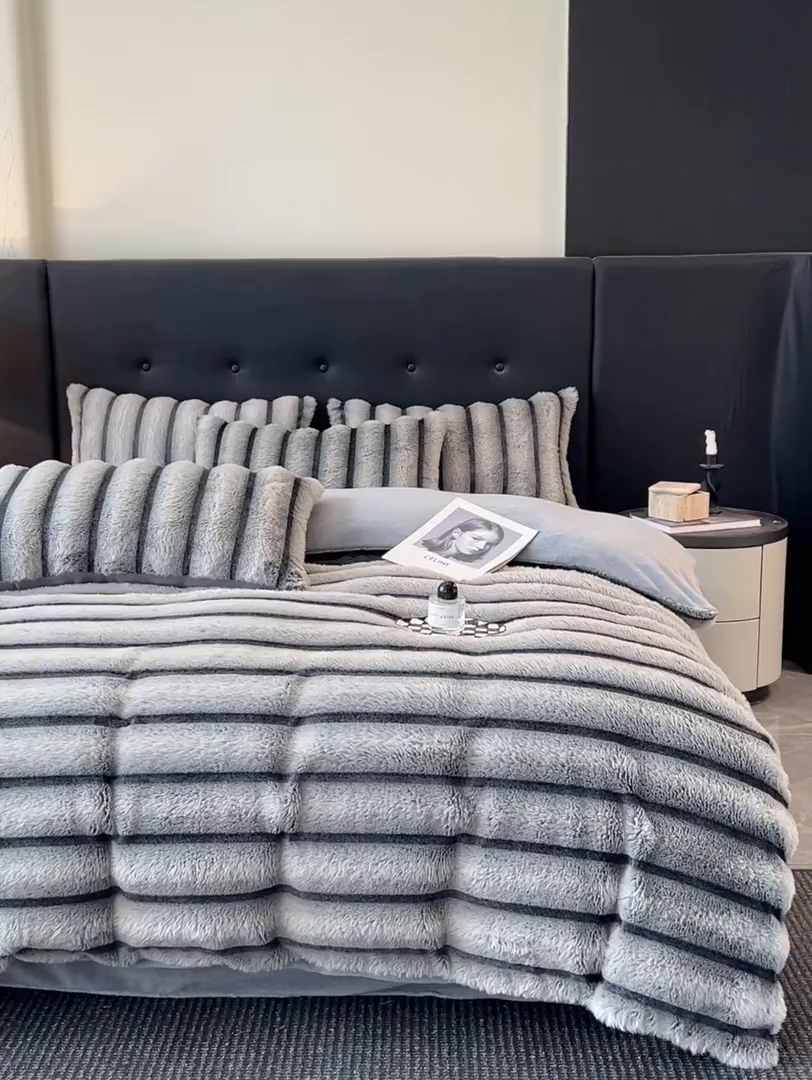 91家纺网 家纺一手货源 找家纺 丝印良品 2025新款条纹兔毛绒牛奶绒四件套 雪灰
