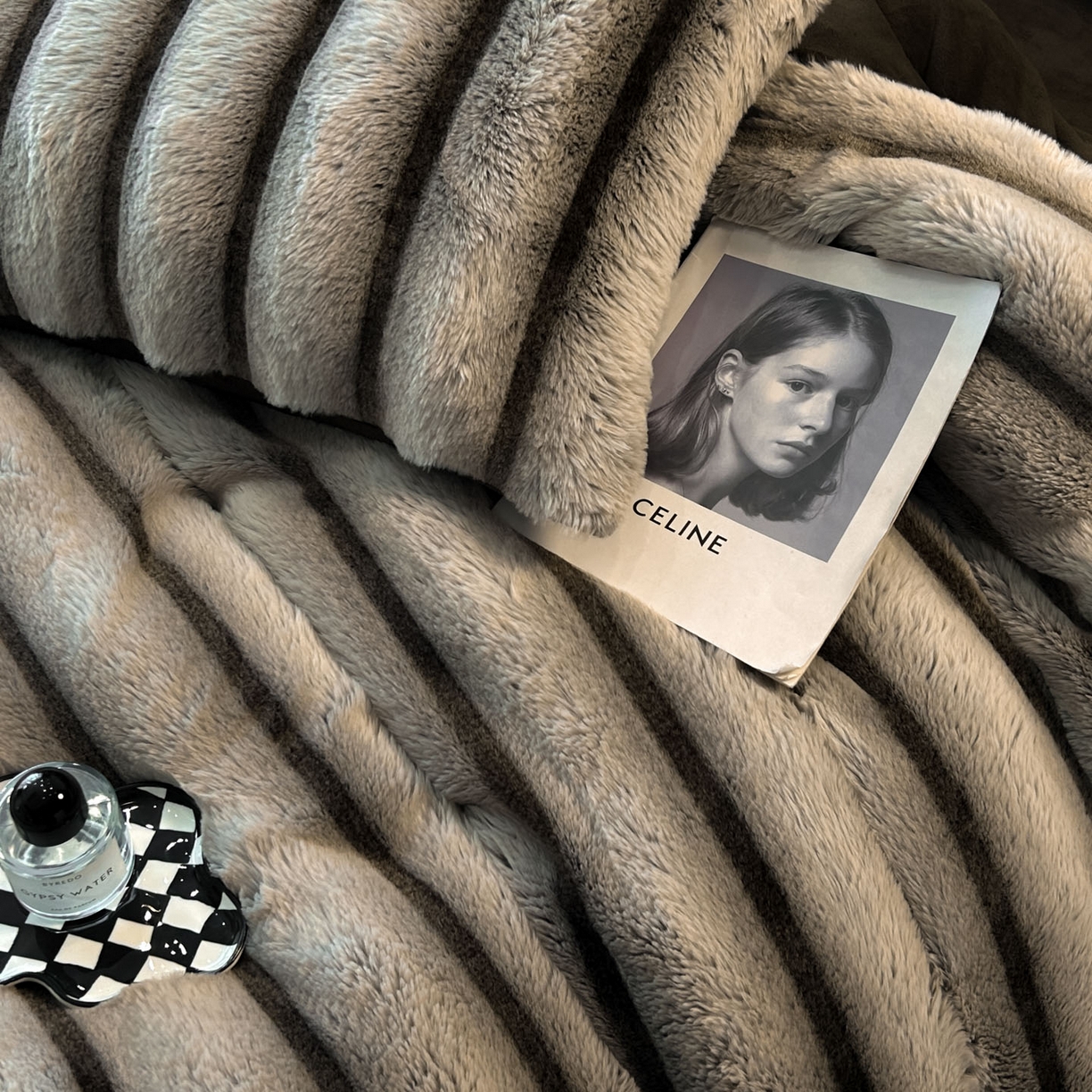 91家纺网 家纺一手货源 找家纺 丝印良品 2025新款条纹兔毛绒牛奶绒四件套 棕灰