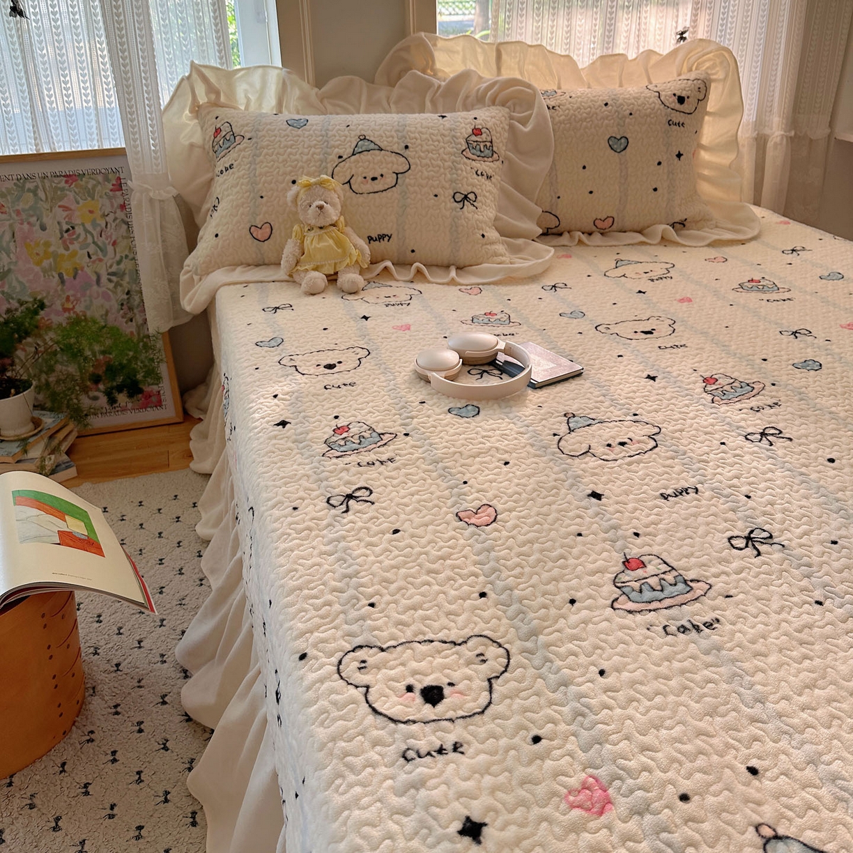 91家纺网 家纺一手货源 找家纺 红嘴企鹅 2025新款花边加厚牛奶绒单品床盖单件床盖三件套 蛋糕狗