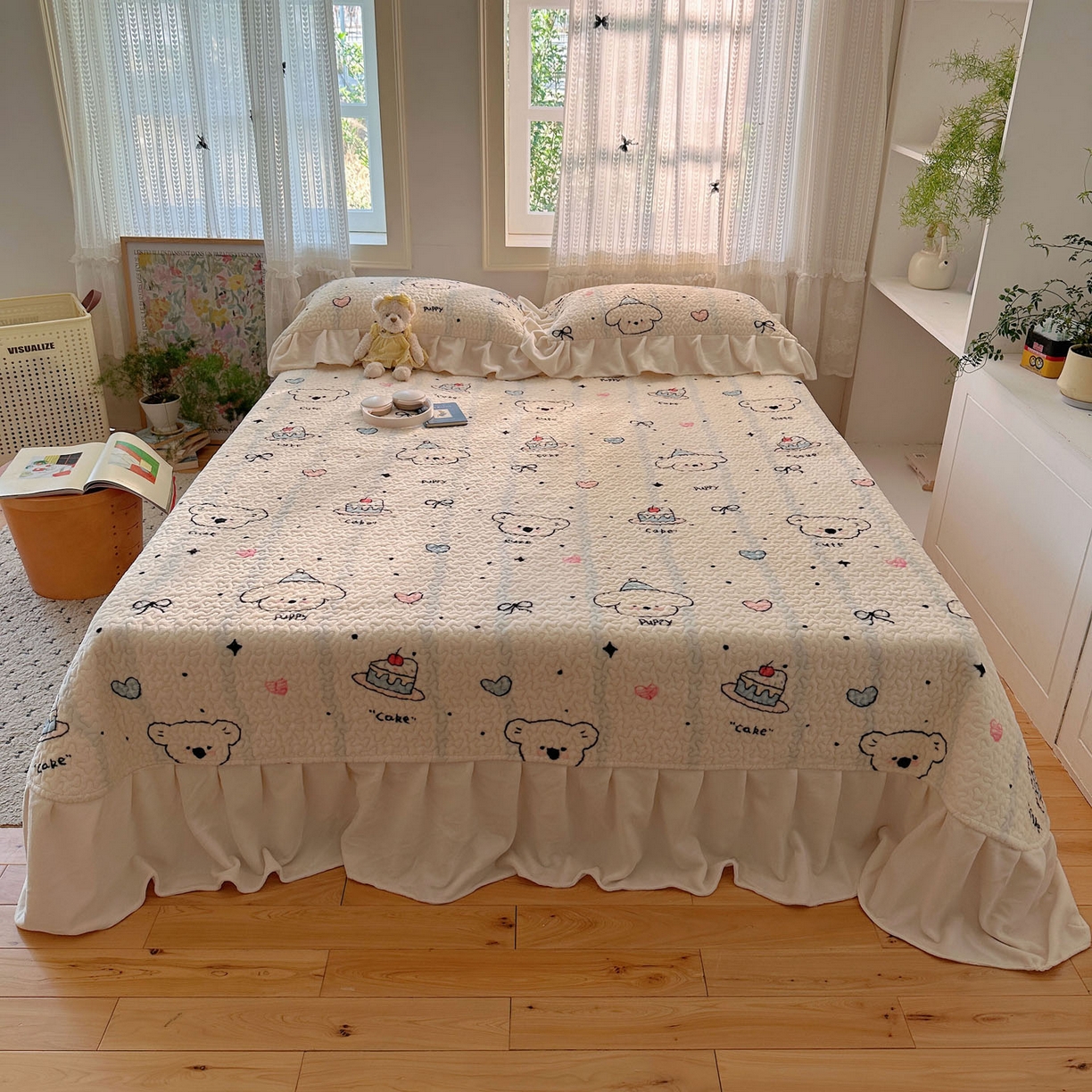 91家纺网 家纺一手货源 找家纺 红嘴企鹅 2025新款花边加厚牛奶绒单品床盖单件床盖三件套 蛋糕狗