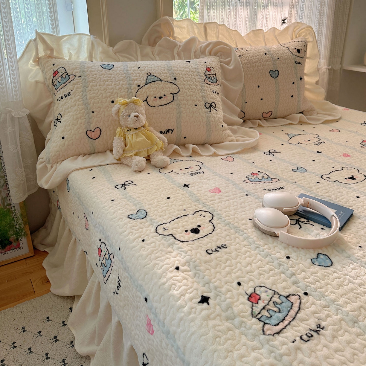 91家纺网 家纺一手货源 找家纺 红嘴企鹅 2025新款花边加厚牛奶绒单品床盖单件床盖三件套 蛋糕狗