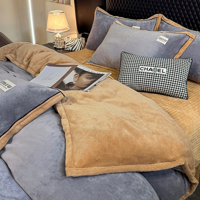 91家纺网 家纺一手货源 找家纺 芷卧 2025新款高克重牛奶绒四件套床盖款 马亚尔-浅灰