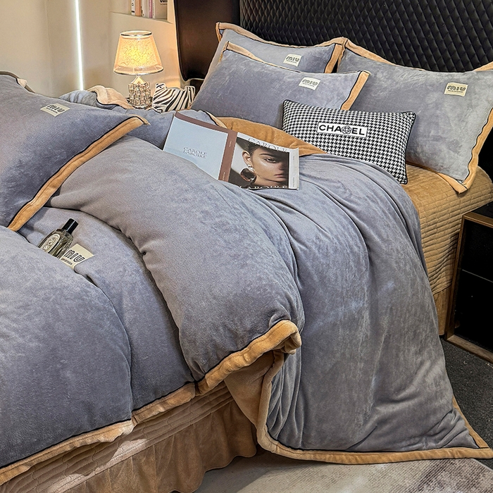 91家纺网 家纺一手货源 找家纺 芷卧 2025新款高克重牛奶绒四件套床盖款 马亚尔-浅灰