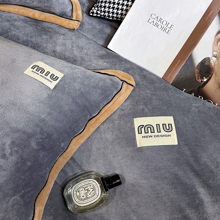 91家纺网 家纺一手货源 找家纺 芷卧 2025新款高克重牛奶绒四件套床盖款 马亚尔-浅灰