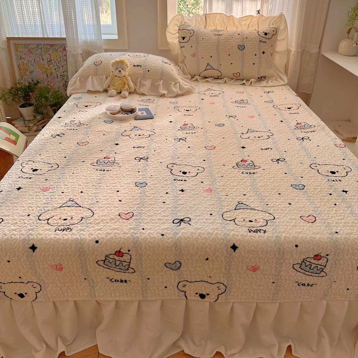 91家纺网 家纺一手货源 找家纺 红嘴企鹅 2025新款花边加厚牛奶绒单品床盖单件床盖三件套 蛋糕狗