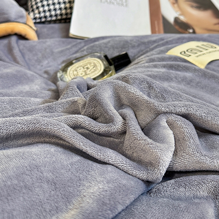 91家纺网 家纺一手货源 找家纺 芷卧 2025新款高克重牛奶绒四件套床盖款 马亚尔-浅灰