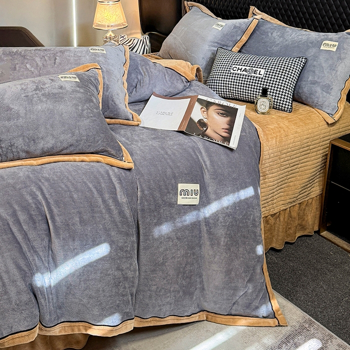 91家纺网 家纺一手货源 找家纺 芷卧 2025新款高克重牛奶绒四件套床盖款 马亚尔-浅灰
