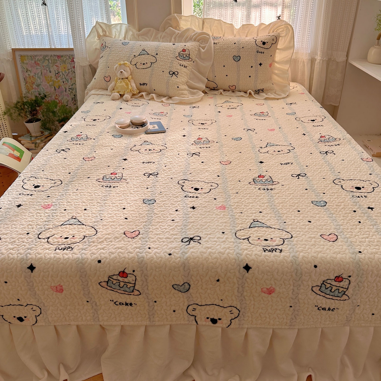 91家纺网 家纺一手货源 找家纺 红嘴企鹅 2025新款花边加厚牛奶绒单品床盖单件床盖三件套 蛋糕狗