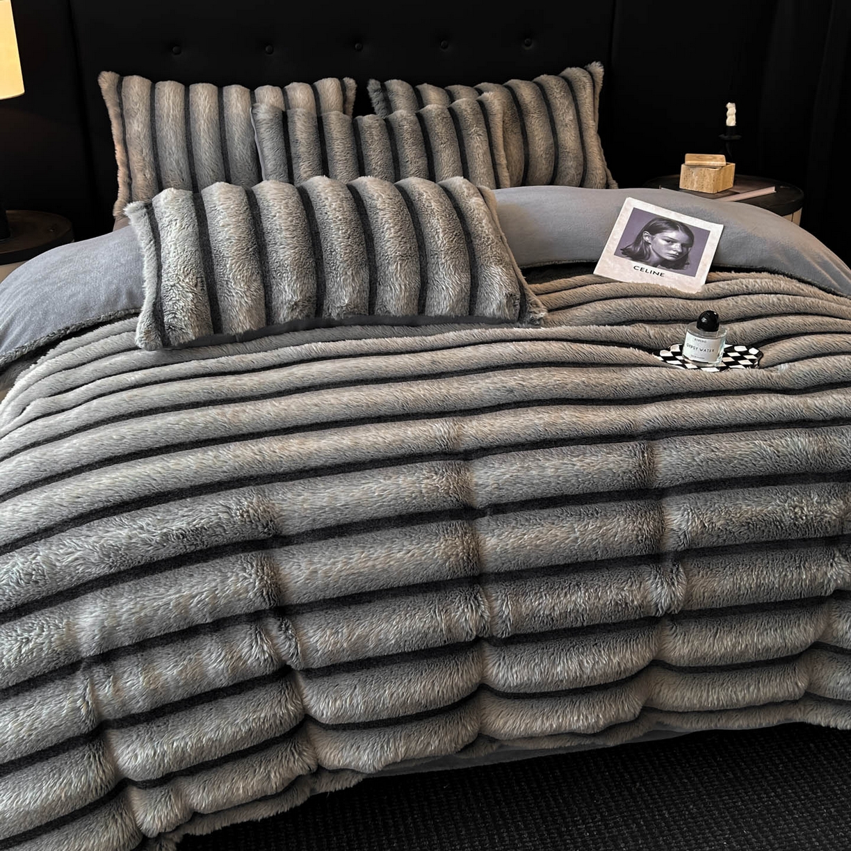 91家纺网 家纺一手货源 找家纺 丝印良品 2025新款条纹兔毛绒牛奶绒四件套 雪灰