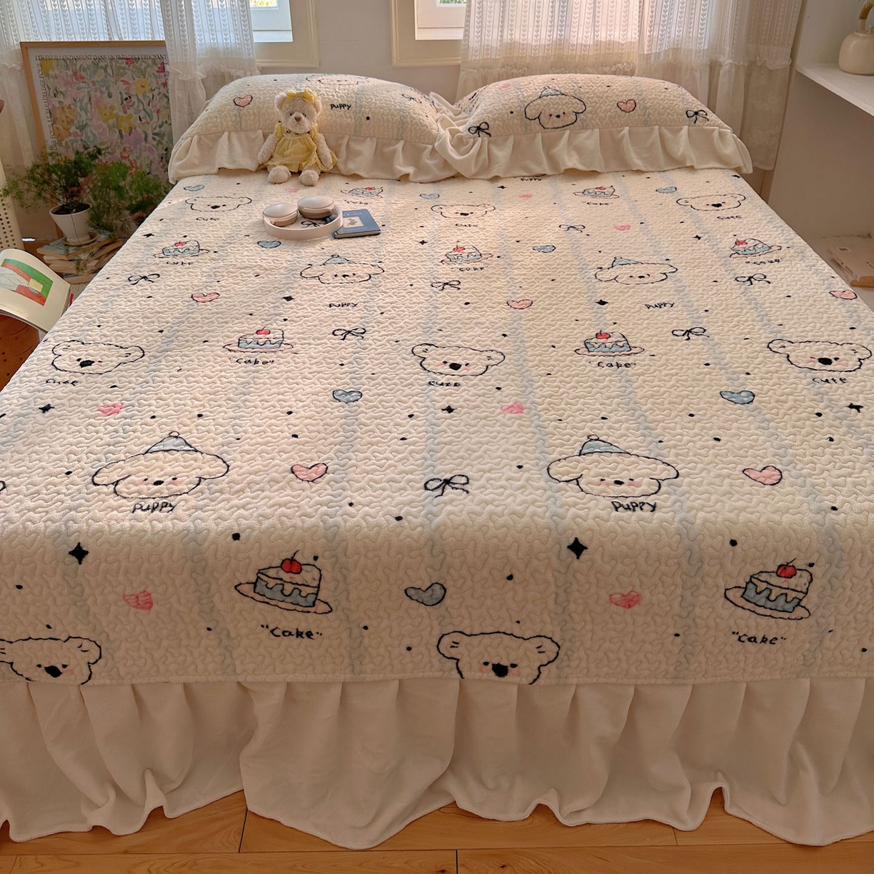 91家纺网 家纺一手货源 找家纺 红嘴企鹅 2025新款花边加厚牛奶绒单品床盖单件床盖三件套 蛋糕狗