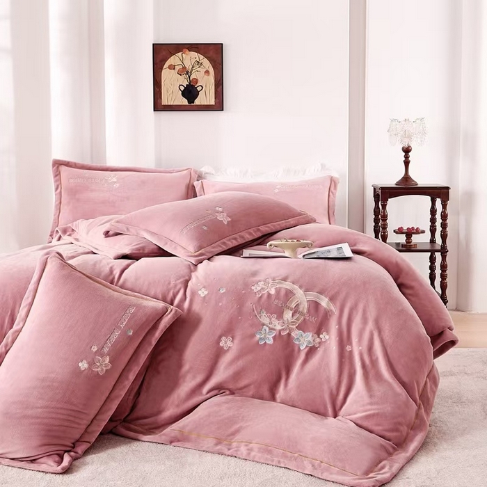 91家纺网 家纺一手货源 找家纺 玖琳家纺 2025新款商场定制款高克重刺绣牛奶绒四件套-香奈 豆沙