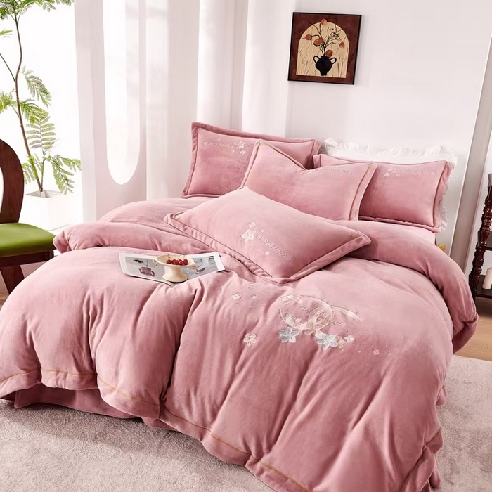 91家纺网 家纺一手货源 找家纺 玖琳家纺 2025新款商场定制款高克重刺绣牛奶绒四件套-香奈 豆沙