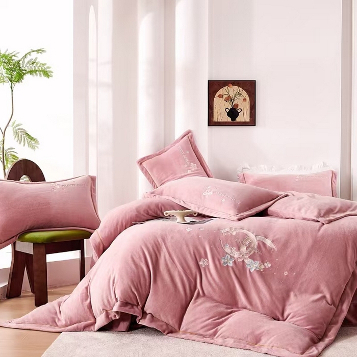 91家纺网 家纺一手货源 找家纺 玖琳家纺 2025新款商场定制款高克重刺绣牛奶绒四件套-香奈 豆沙