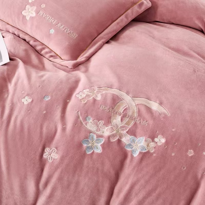 91家纺网 家纺一手货源 找家纺 玖琳家纺 2025新款商场定制款高克重刺绣牛奶绒四件套-香奈 豆沙