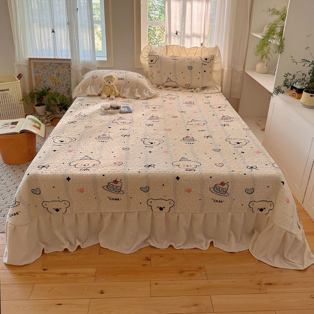 91家纺网 家纺一手货源 找家纺 红嘴企鹅 2025新款花边加厚牛奶绒单品床盖单件床盖三件套 蛋糕狗