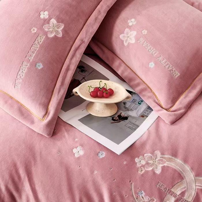 91家纺网 家纺一手货源 找家纺 玖琳家纺 2025新款商场定制款高克重刺绣牛奶绒四件套-香奈 豆沙