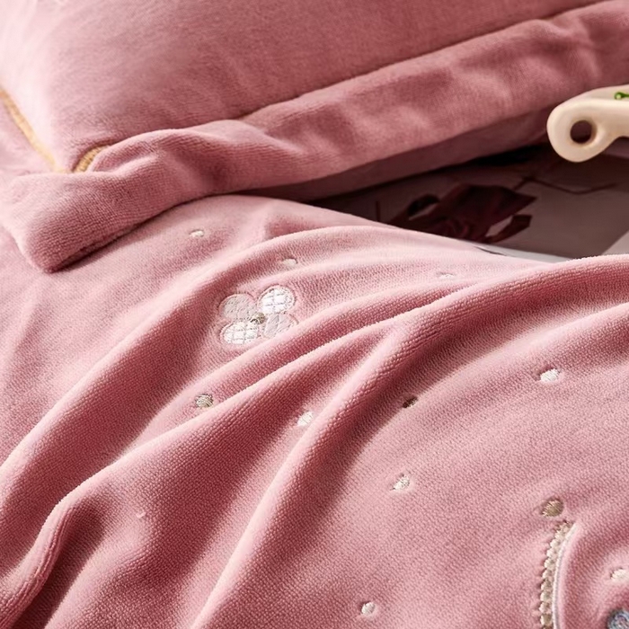 91家纺网 家纺一手货源 找家纺 玖琳家纺 2025新款商场定制款高克重刺绣牛奶绒四件套-香奈 豆沙