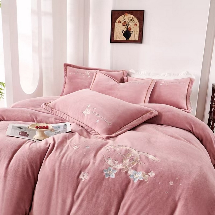 91家纺网 家纺一手货源 找家纺 玖琳家纺 2025新款商场定制款高克重刺绣牛奶绒四件套-香奈 豆沙