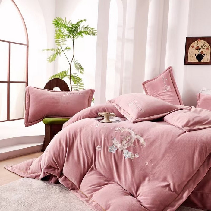 91家纺网 家纺一手货源 找家纺 玖琳家纺 2025新款商场定制款高克重刺绣牛奶绒四件套-香奈 豆沙