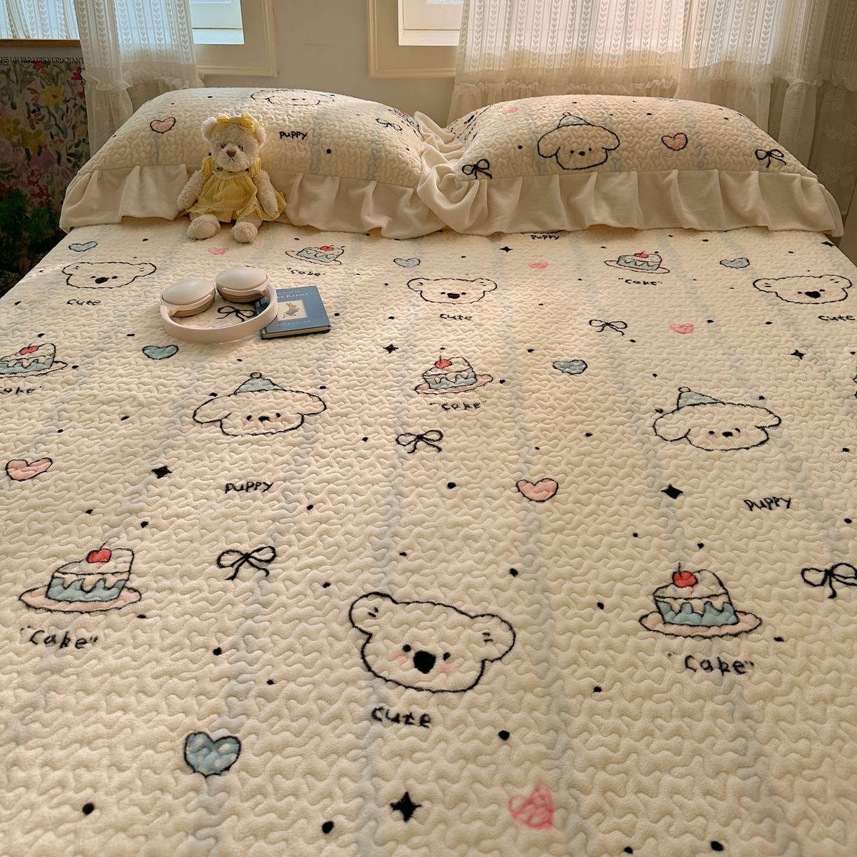 91家纺网 家纺一手货源 找家纺 红嘴企鹅 2025新款花边加厚牛奶绒单品床盖单件床盖三件套 蛋糕狗