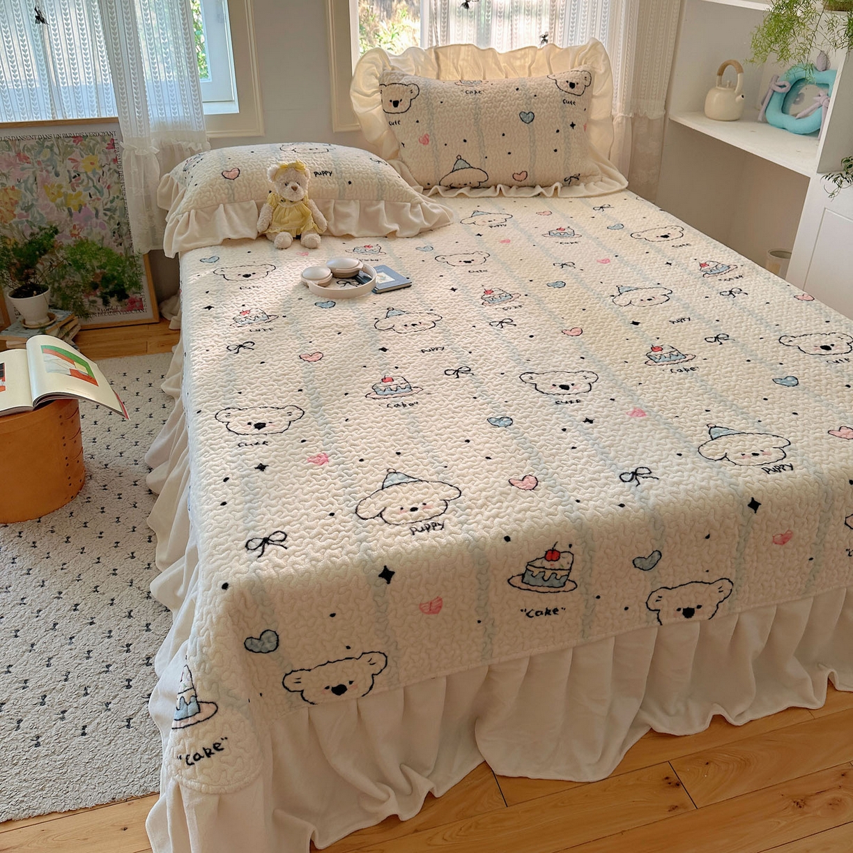 91家纺网 家纺一手货源 找家纺 红嘴企鹅 2025新款花边加厚牛奶绒单品床盖单件床盖三件套 蛋糕狗