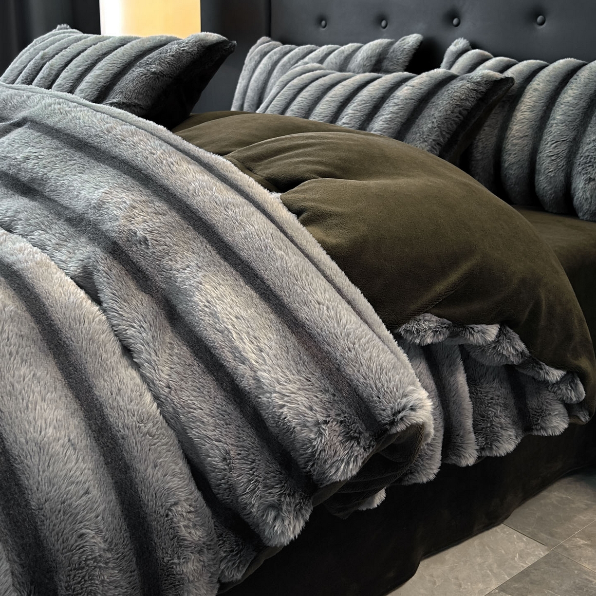 91家纺网 家纺一手货源 找家纺 丝印良品 2025新款条纹兔毛绒牛奶绒四件套 魔幻黑