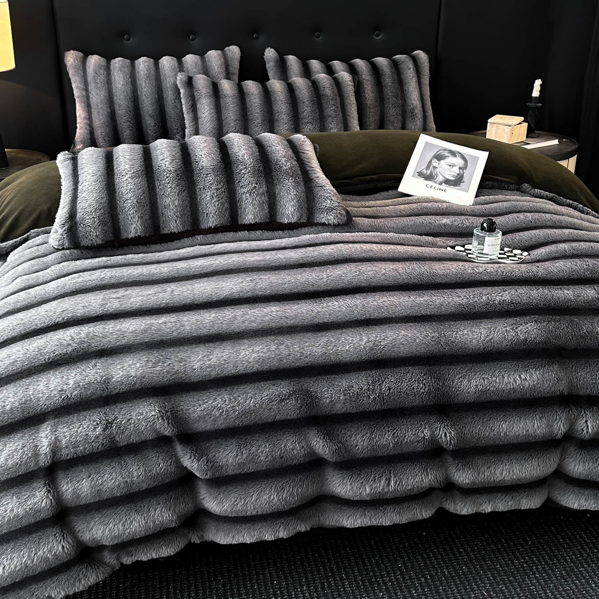 91家纺网 家纺一手货源 找家纺 丝印良品 2025新款条纹兔毛绒牛奶绒四件套 魔幻黑