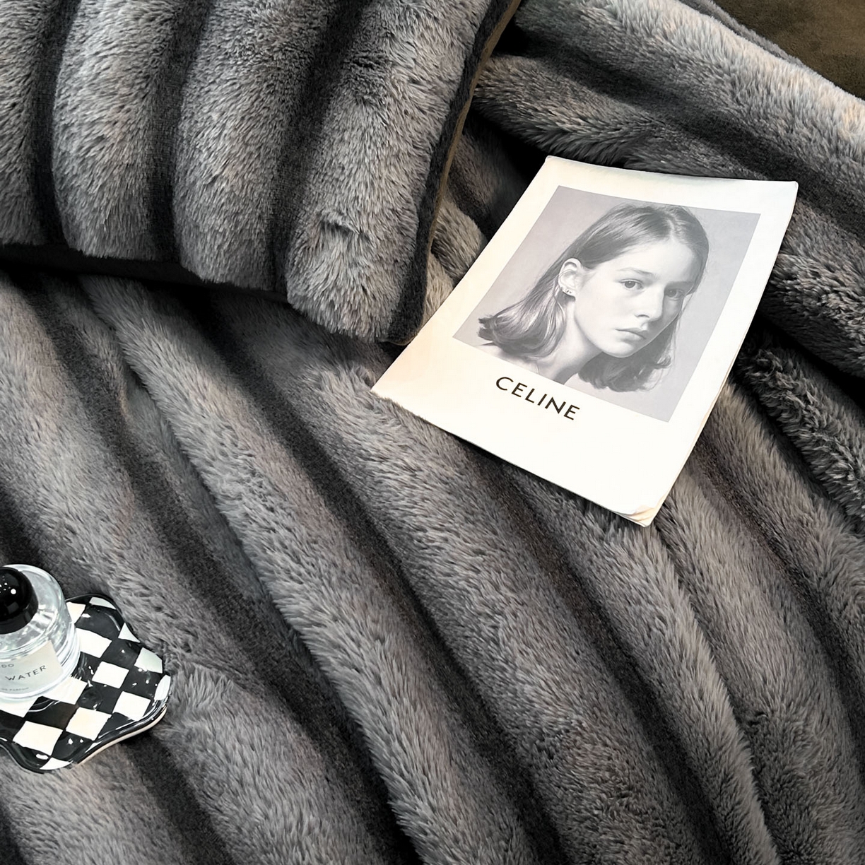 91家纺网 家纺一手货源 找家纺 丝印良品 2025新款条纹兔毛绒牛奶绒四件套 魔幻黑