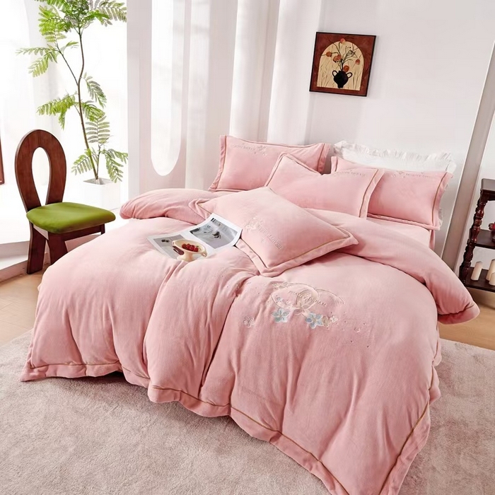 91家纺网 家纺一手货源 找家纺 玖琳家纺 2025新款商场定制款高克重刺绣牛奶绒四件套-香奈 粉色