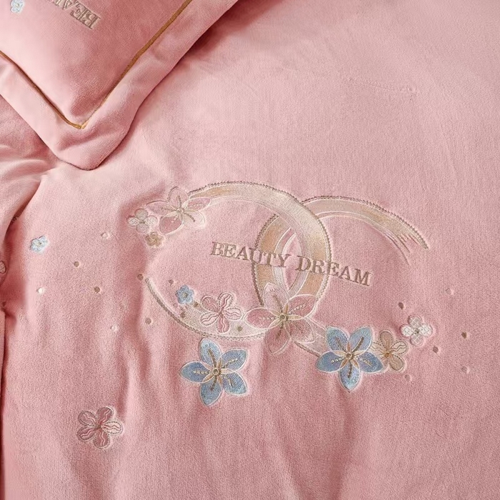 91家纺网 家纺一手货源 找家纺 玖琳家纺 2025新款商场定制款高克重刺绣牛奶绒四件套-香奈 粉色