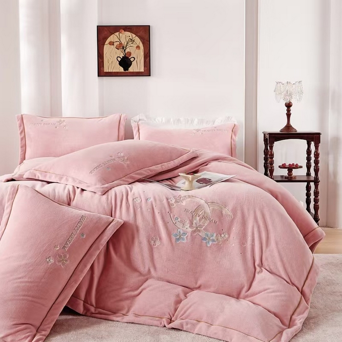 91家纺网 家纺一手货源 找家纺 玖琳家纺 2025新款商场定制款高克重刺绣牛奶绒四件套-香奈 粉色
