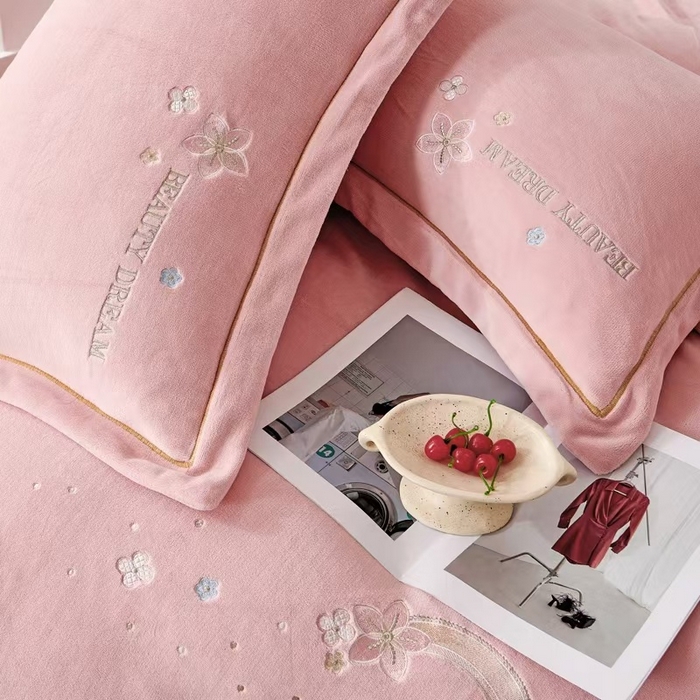 91家纺网 家纺一手货源 找家纺 玖琳家纺 2025新款商场定制款高克重刺绣牛奶绒四件套-香奈 粉色