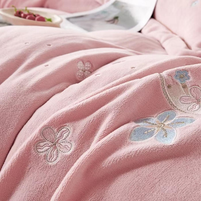 91家纺网 家纺一手货源 找家纺 玖琳家纺 2025新款商场定制款高克重刺绣牛奶绒四件套-香奈 粉色