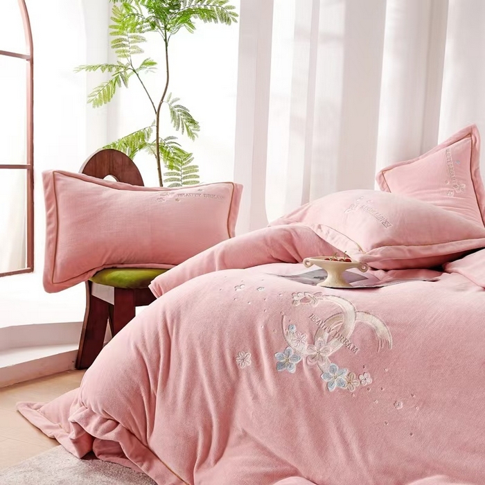 91家纺网 家纺一手货源 找家纺 玖琳家纺 2025新款商场定制款高克重刺绣牛奶绒四件套-香奈 粉色