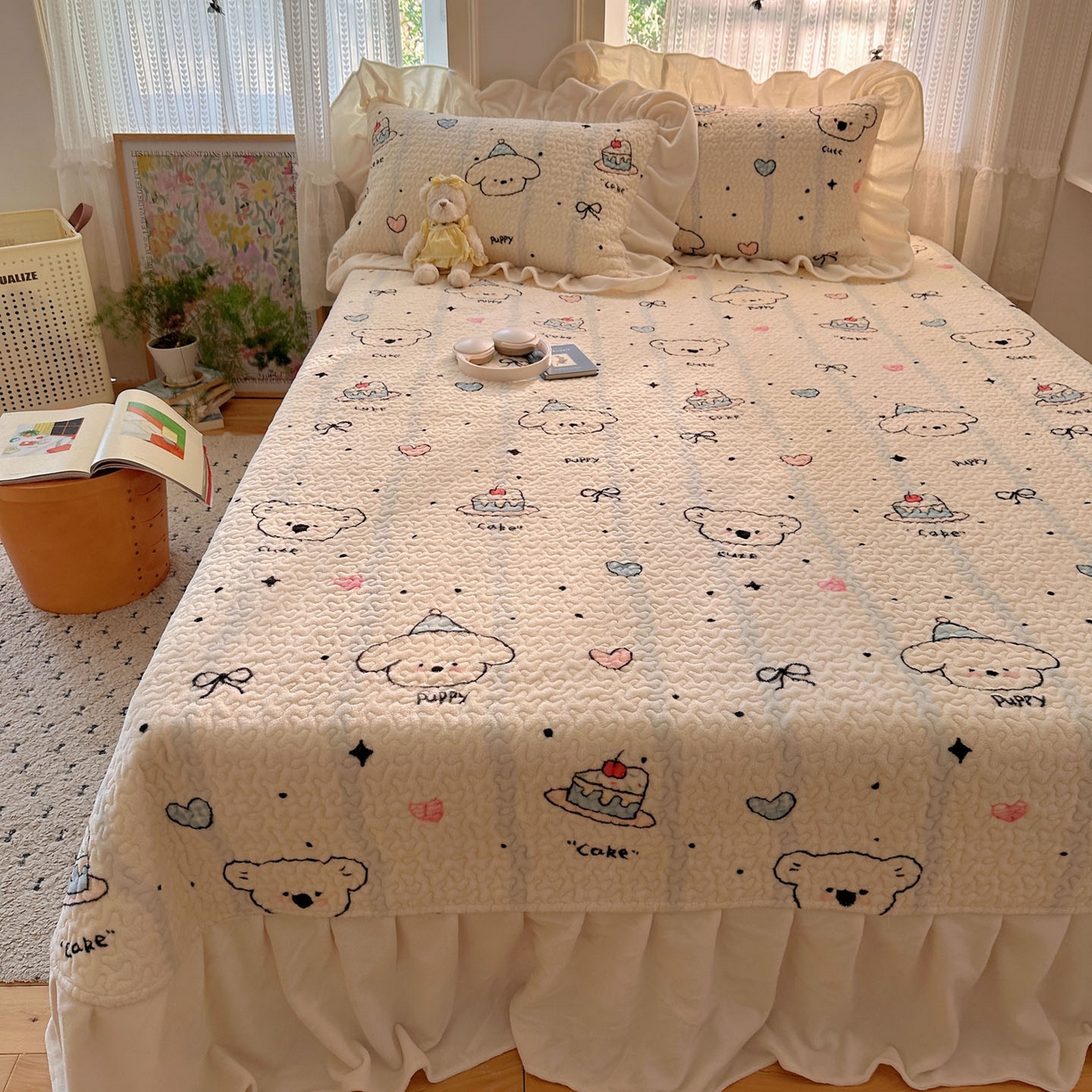 91家纺网 家纺一手货源 找家纺 红嘴企鹅 2025新款花边加厚牛奶绒单品床盖单件床盖三件套 蛋糕狗