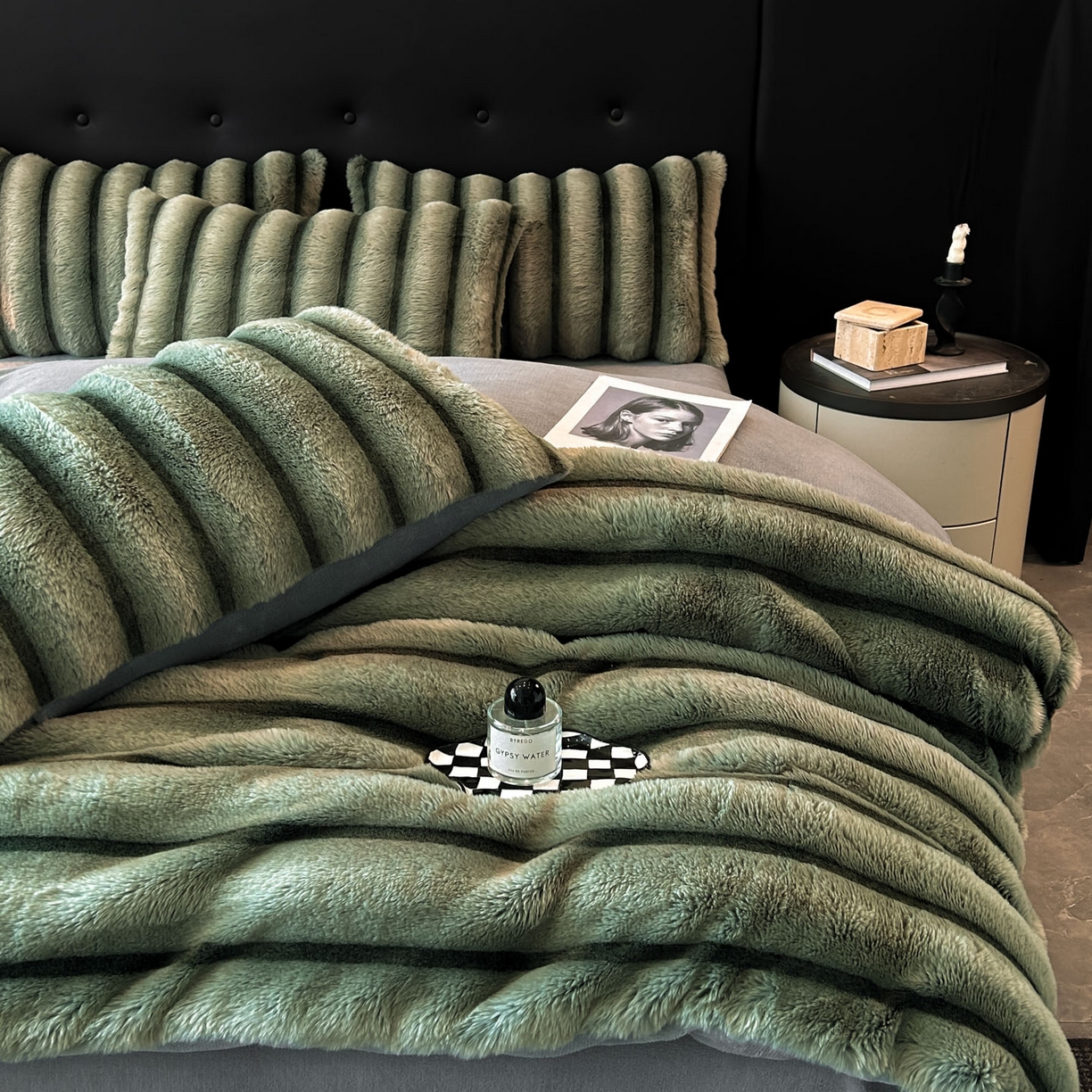 91家纺网 家纺一手货源 找家纺 丝印良品 2025新款条纹兔毛绒牛奶绒四件套 森林绿