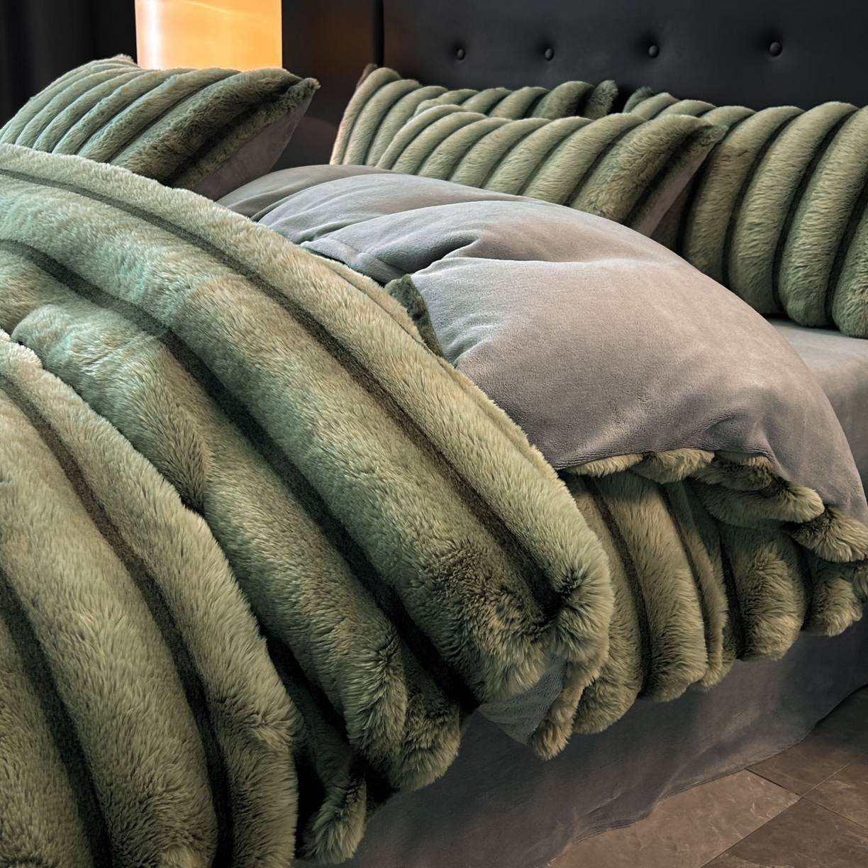 91家纺网 家纺一手货源 找家纺 丝印良品 2025新款条纹兔毛绒牛奶绒四件套 森林绿