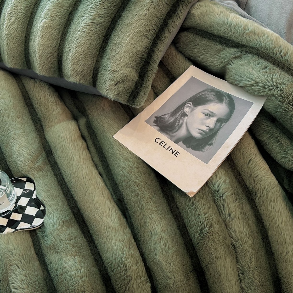 91家纺网 家纺一手货源 找家纺 丝印良品 2025新款条纹兔毛绒牛奶绒四件套 森林绿