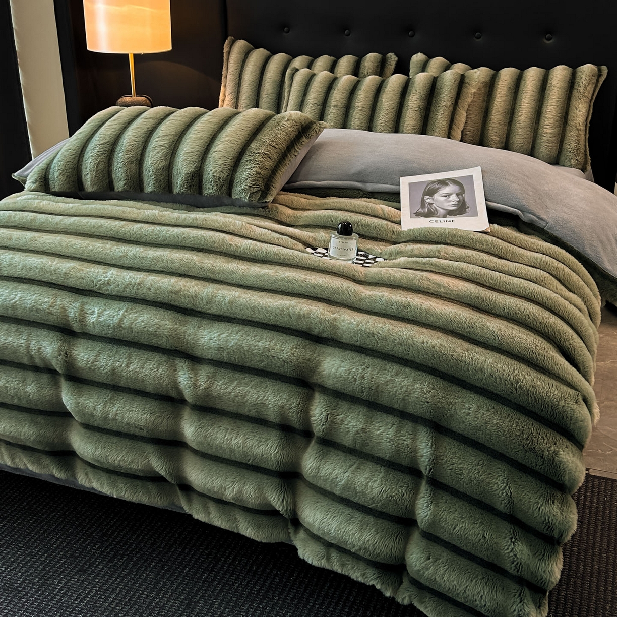 91家纺网 家纺一手货源 找家纺 丝印良品 2025新款条纹兔毛绒牛奶绒四件套 森林绿