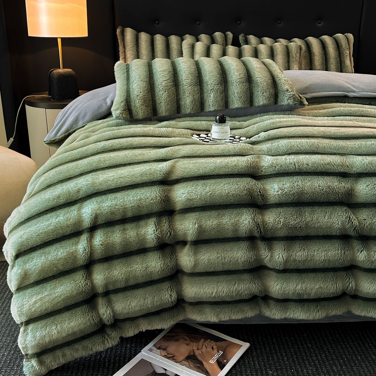 91家纺网 家纺一手货源 找家纺 丝印良品 2025新款条纹兔毛绒牛奶绒四件套 森林绿